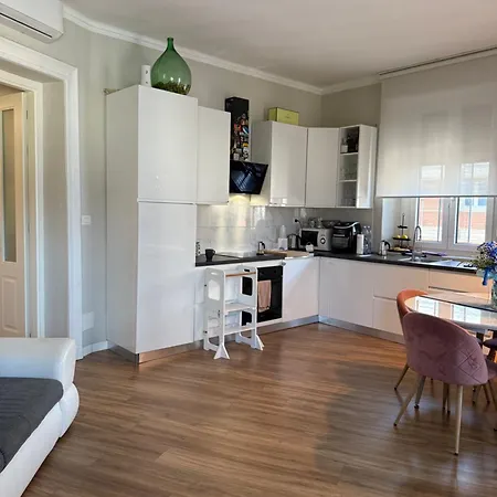 5 Min From The Center, Elevator , 4 Guests, 2 Bedrooms *